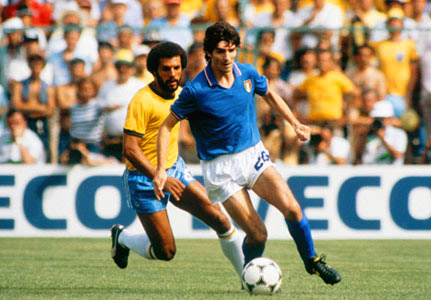 Ο Πάολο Ρόσι στο σημαντικότερο ματς της καριέρας του με τη Βραζιλία στο Μουντιάλ του 1982 όταν σημείωσε και τα τρία γκολ της Ιταλίας